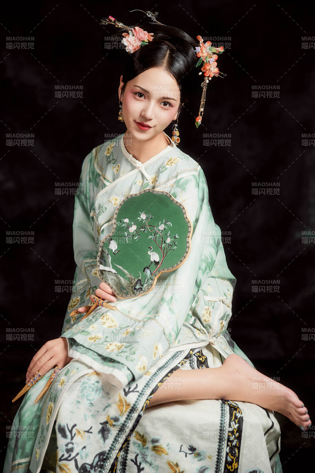 展示中国清朝宫廷服饰的亚洲女性图片