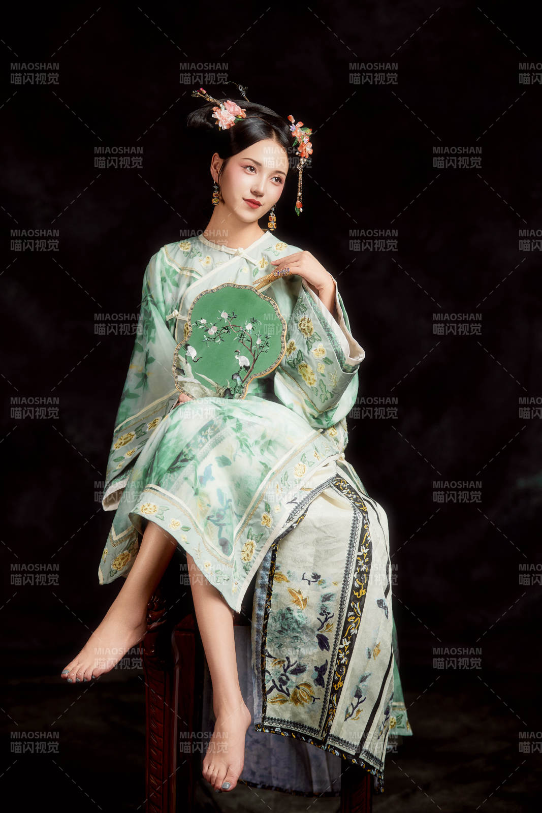 展示中國清朝宮廷服飾的亞洲女性