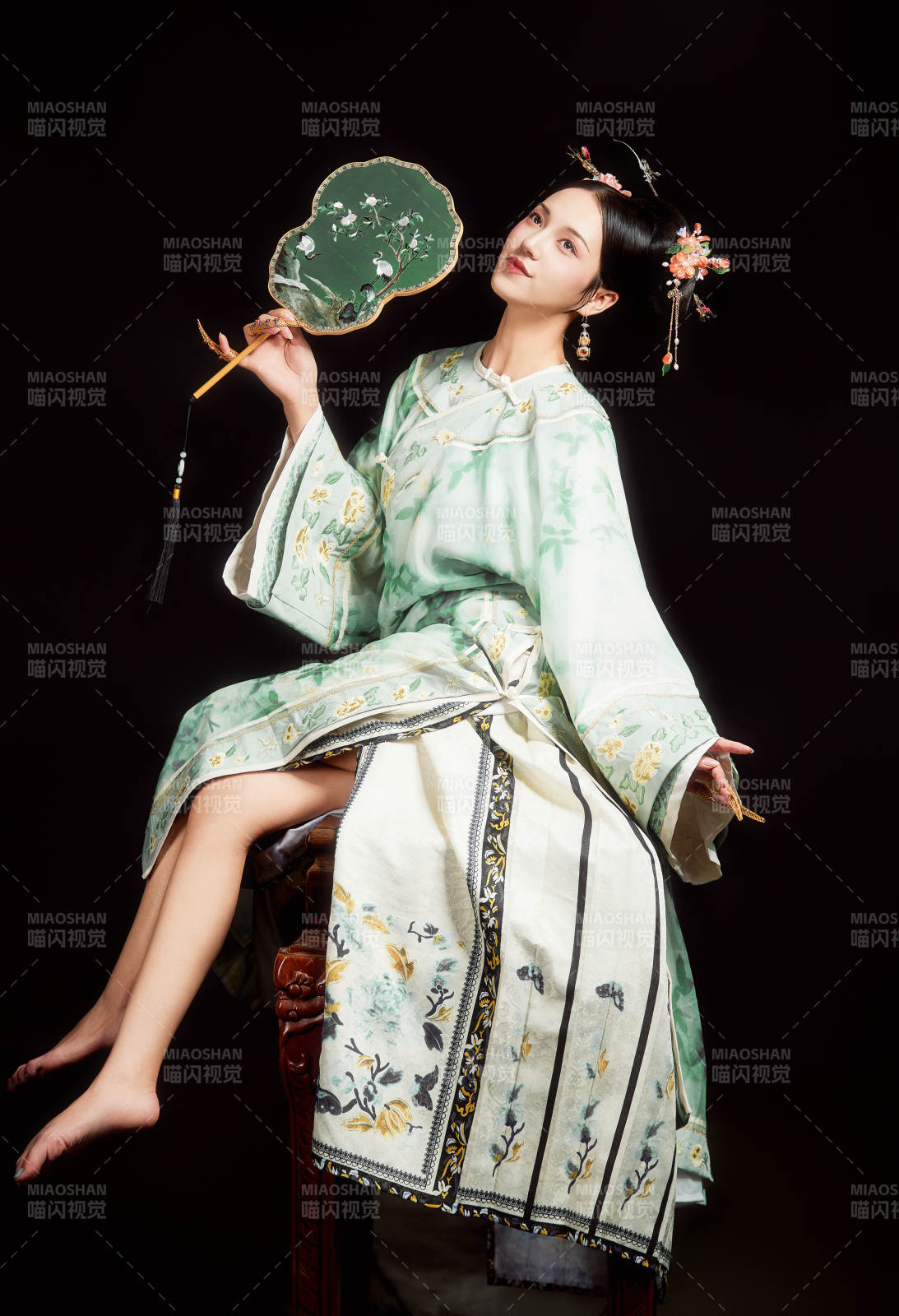 展示中國清朝宮廷服飾的亞洲女性