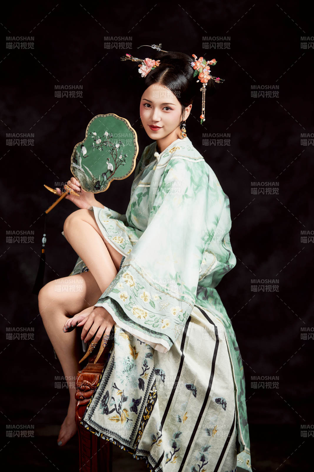 展示中國清朝宮廷服飾的亞洲女性