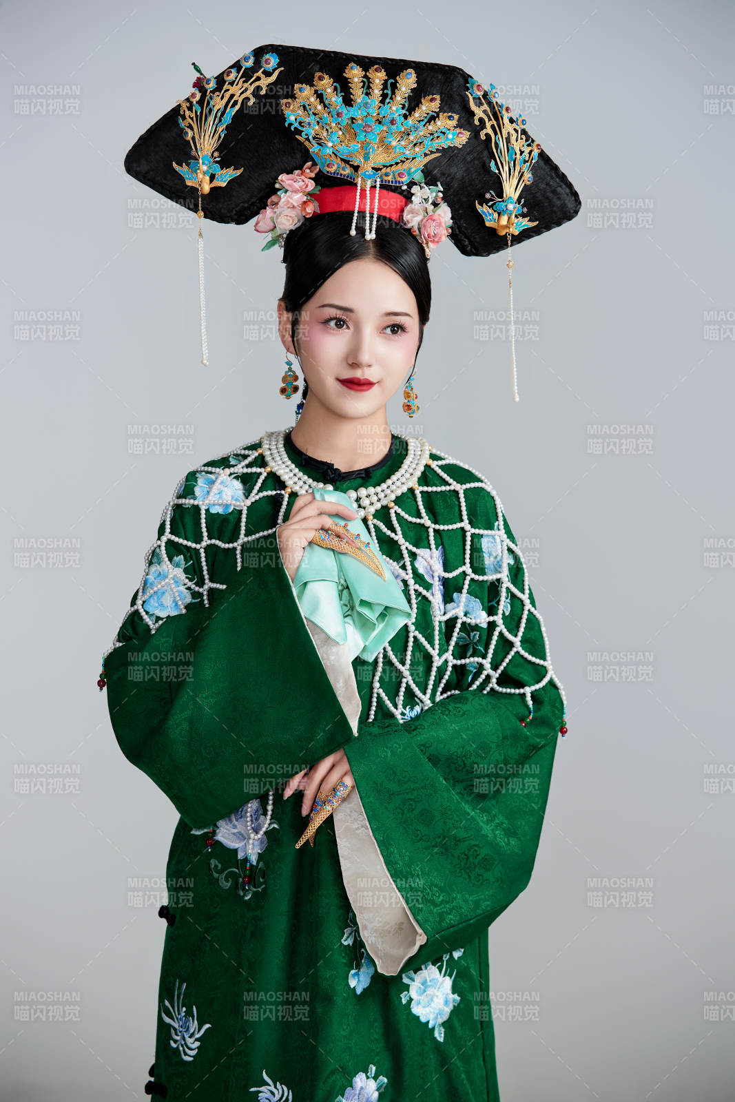 展示中國清朝宮廷服飾的亞洲女性