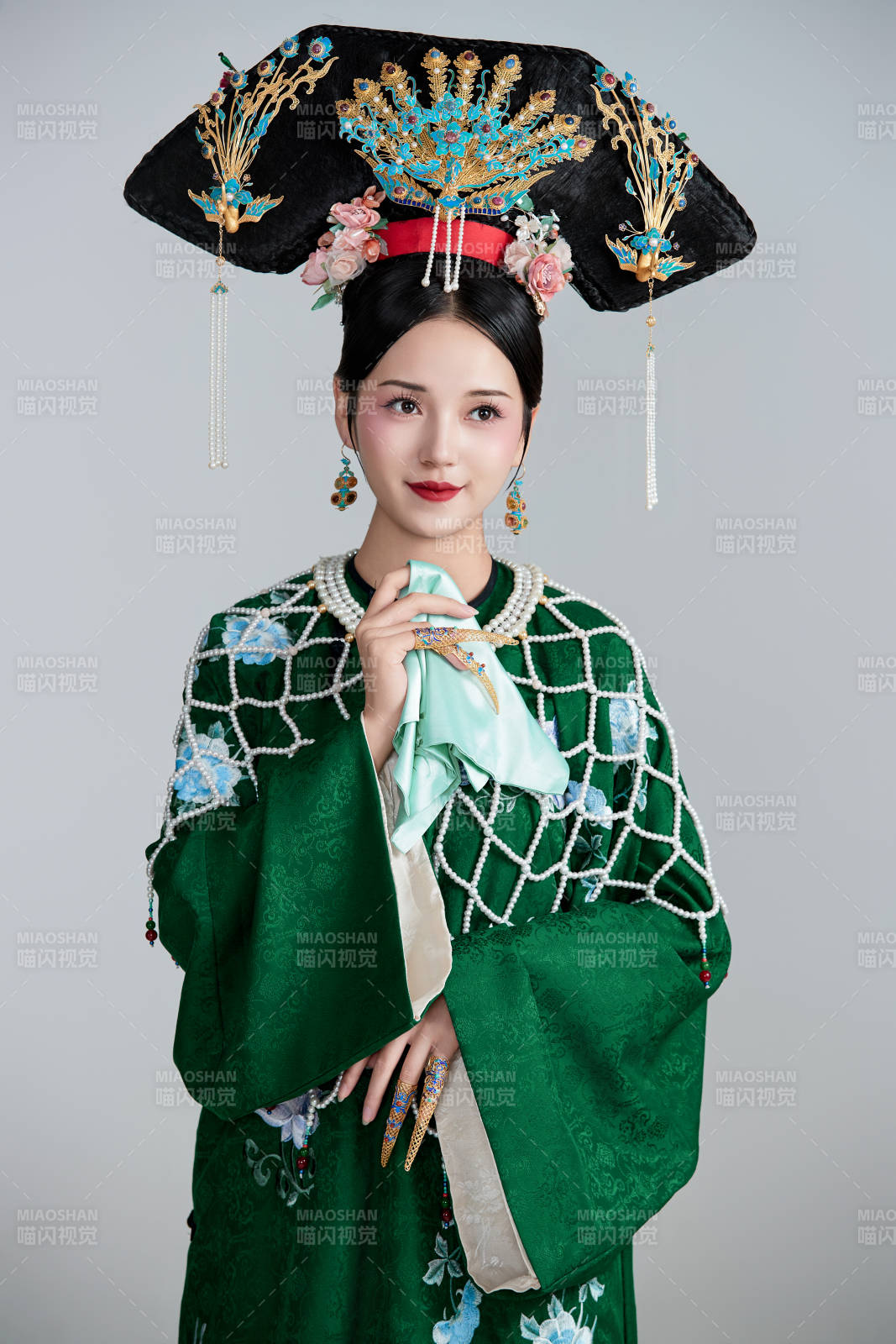 展示中國清朝宮廷服飾的亞洲女性