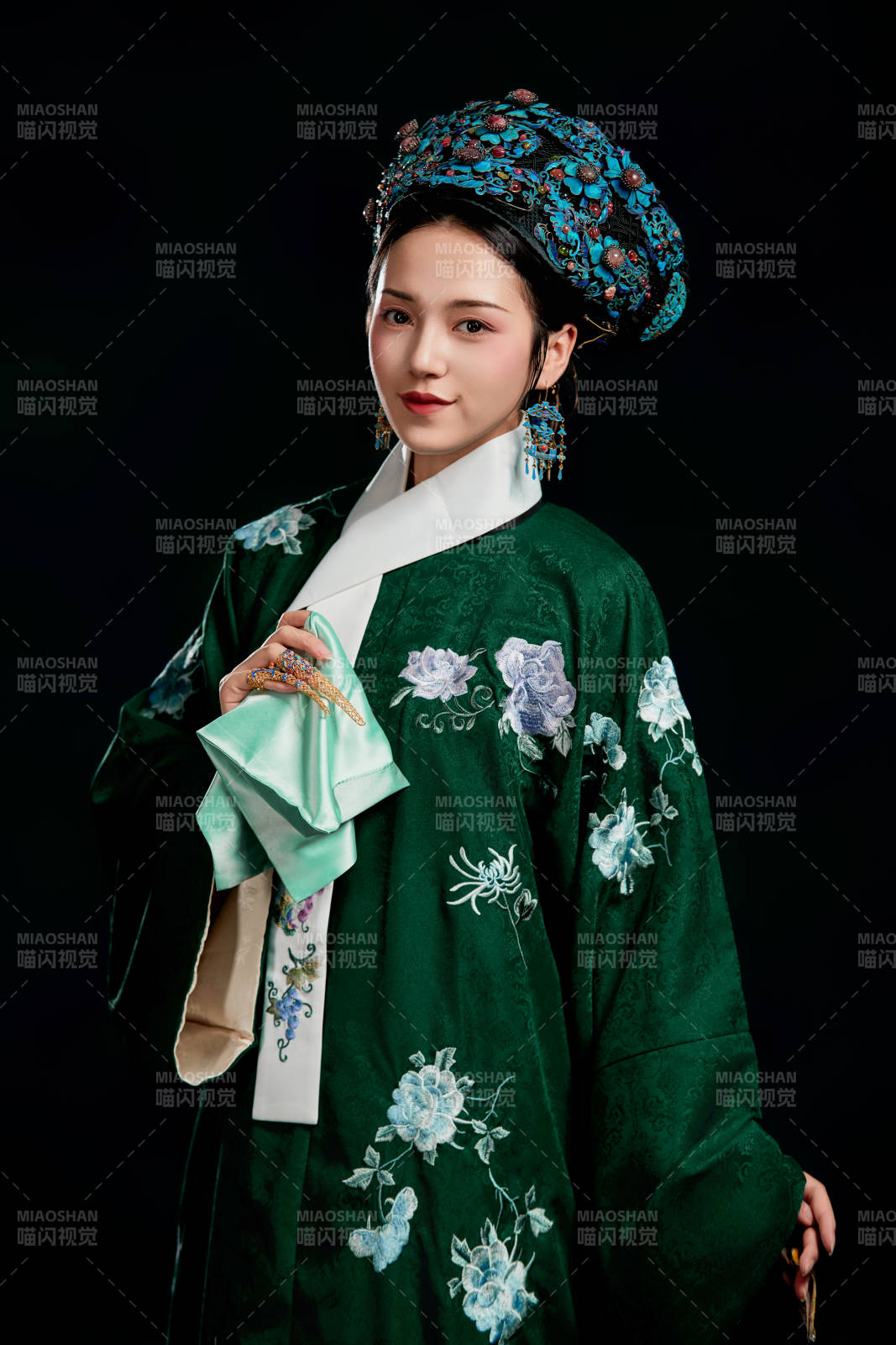 展示中國(guó)清朝宮廷服飾的亞洲女性