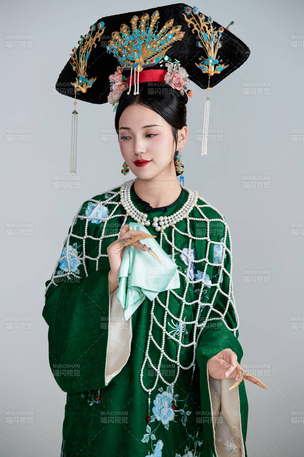 展示中國清朝宮廷服飾的亞洲女性