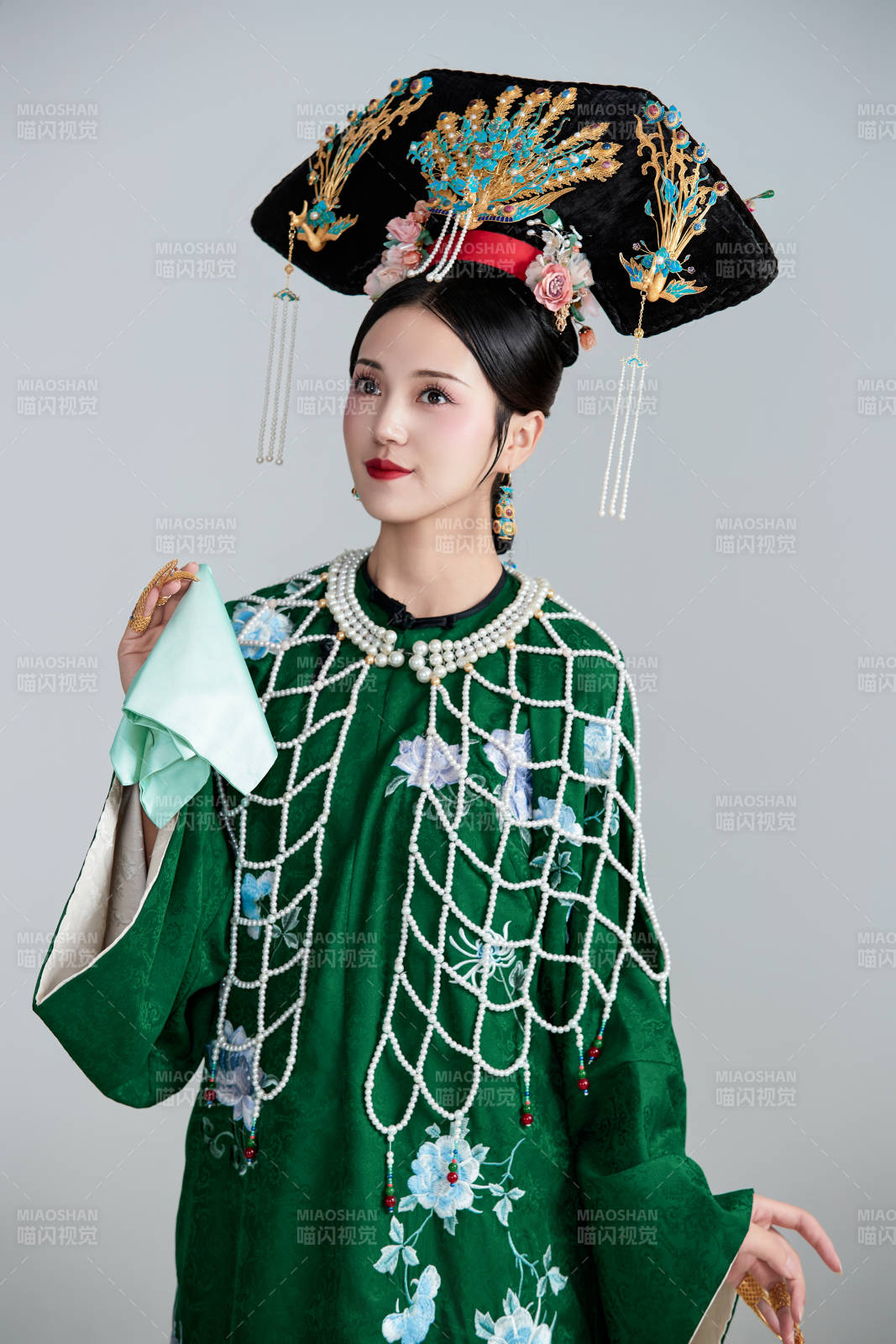 展示中國清朝宮廷服飾的亞洲女性