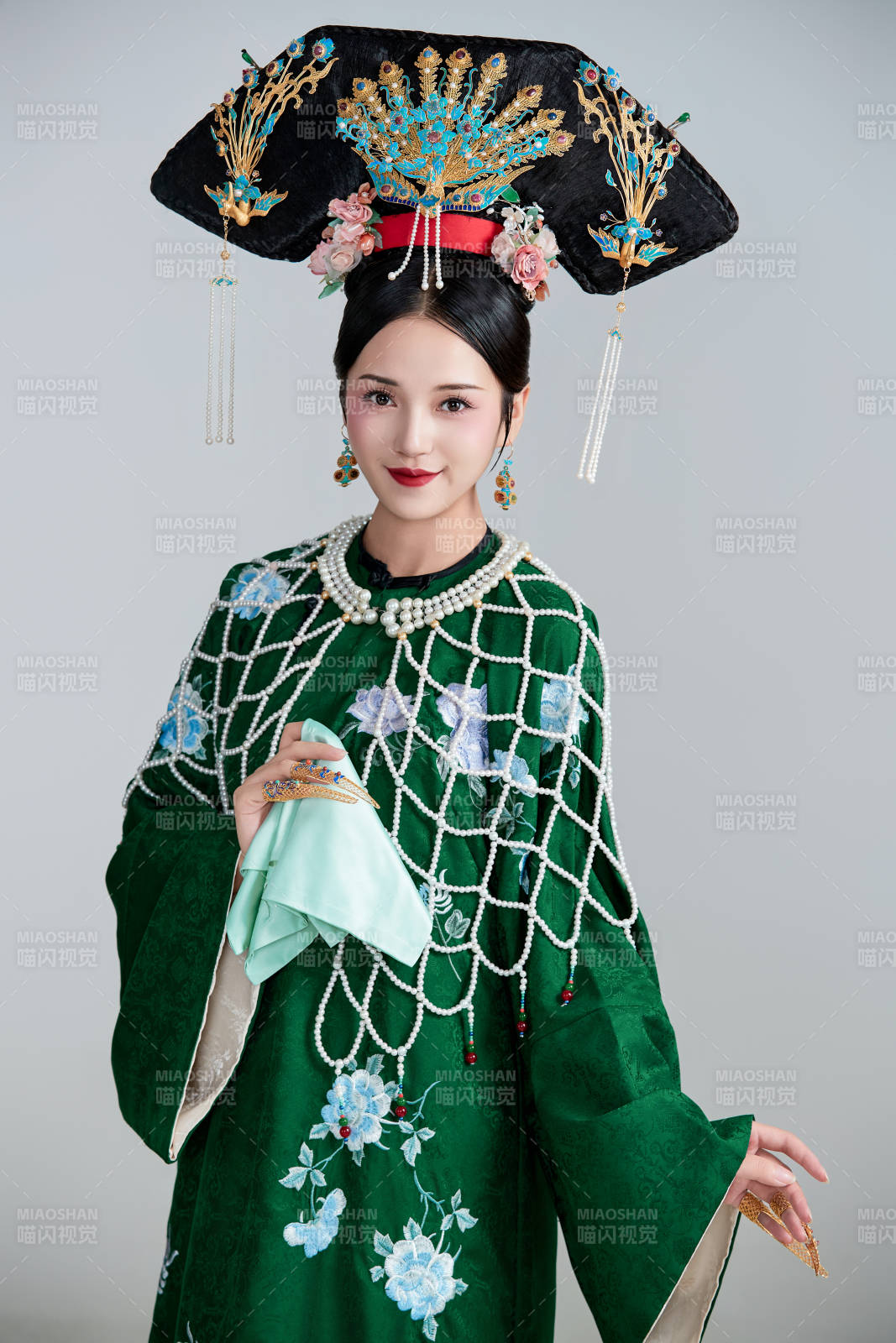 展示中國清朝宮廷服飾的亞洲女性