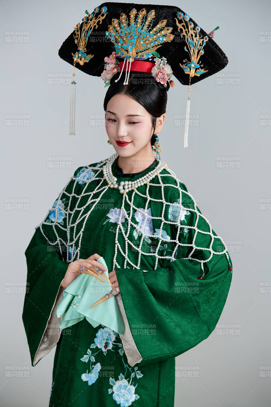 展示中國(guó)清朝宮廷服飾的亞洲女性