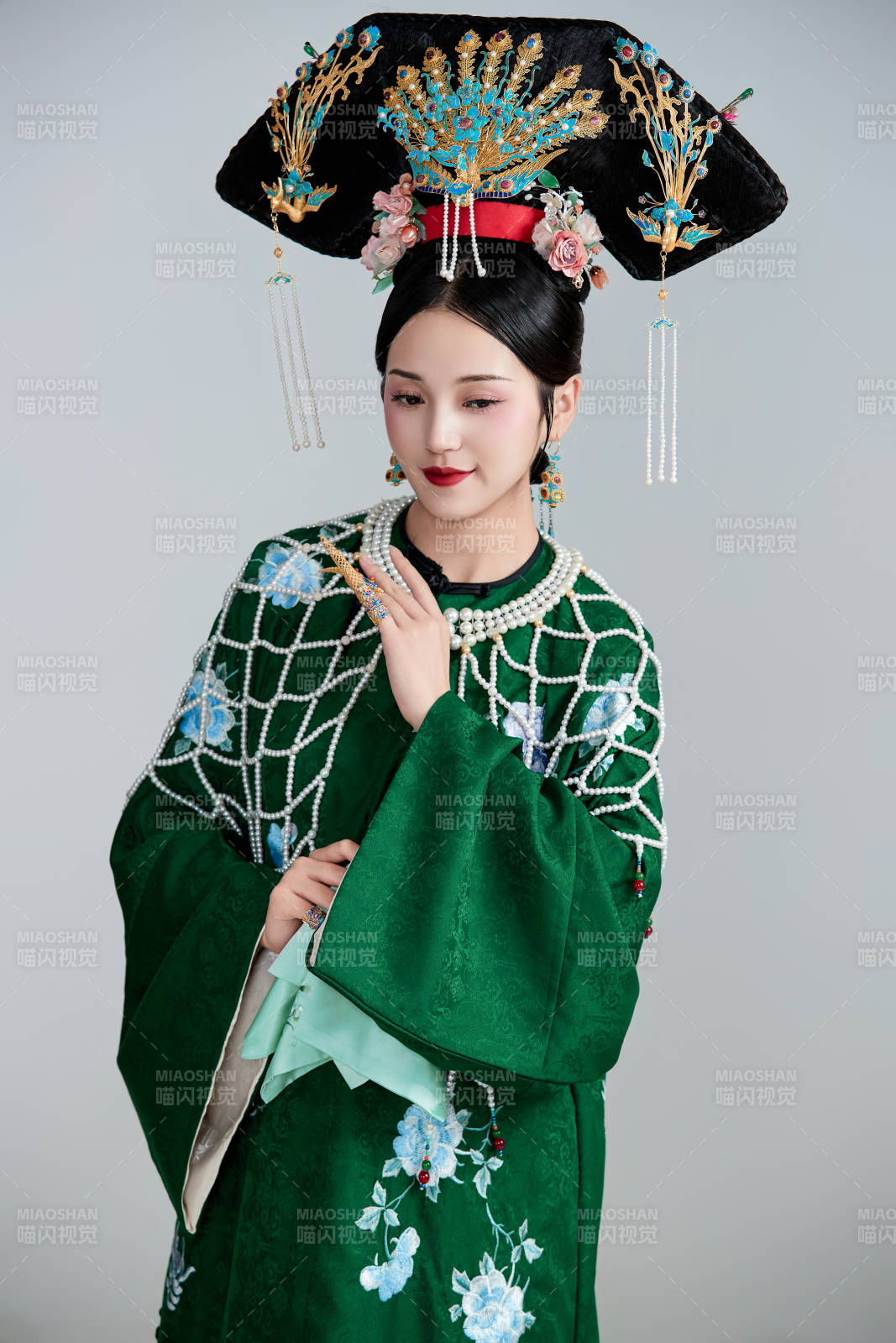 展示中國(guó)清朝宮廷服飾的亞洲女性