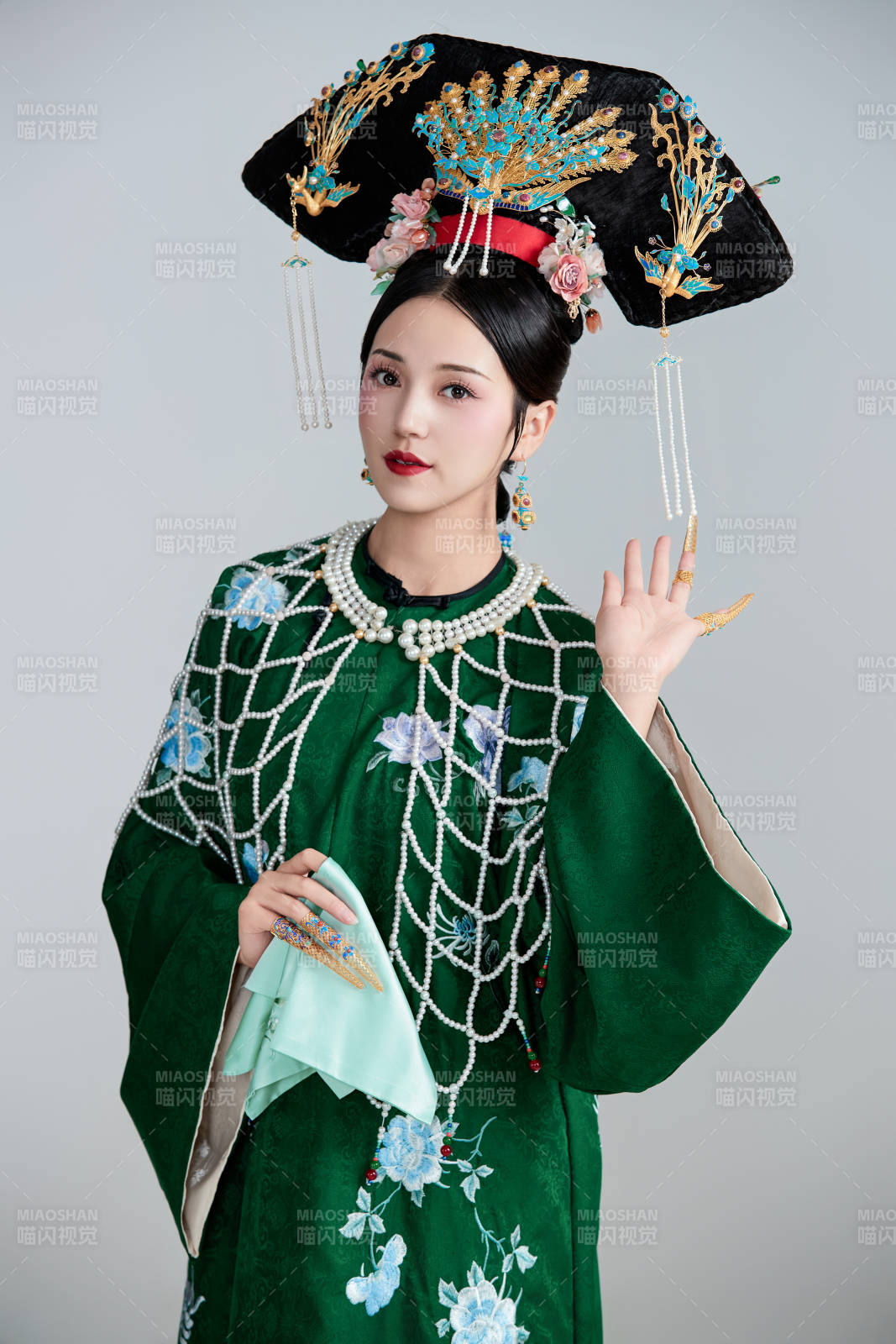 展示中國清朝宮廷服飾的亞洲女性