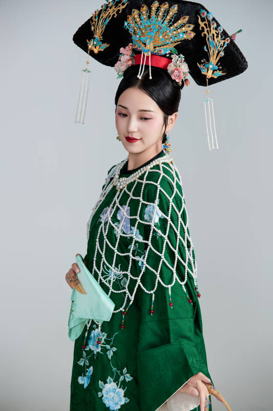 展示中国清朝宫廷服饰的亚洲女性