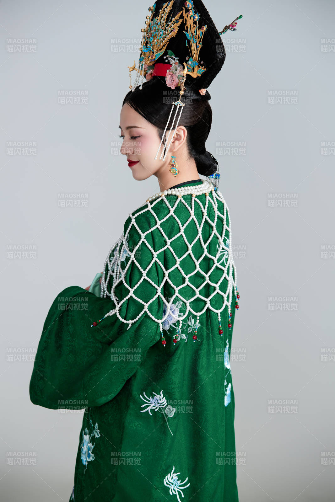 展示中国清朝宫廷服饰的亚洲女性