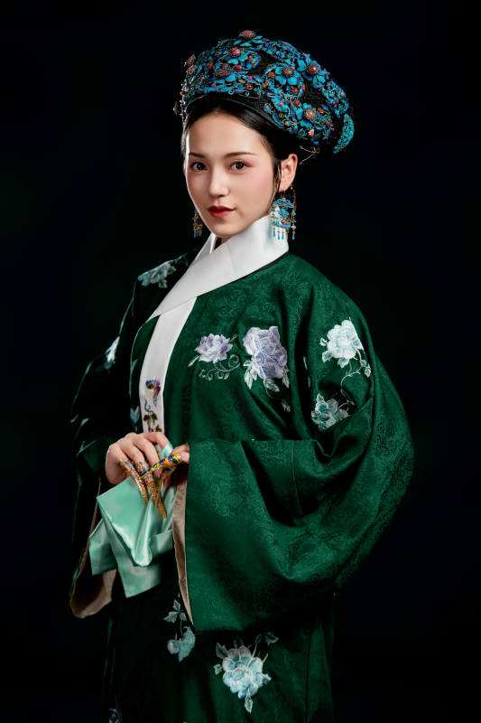 展示中国清朝宫廷服饰的亚洲女性