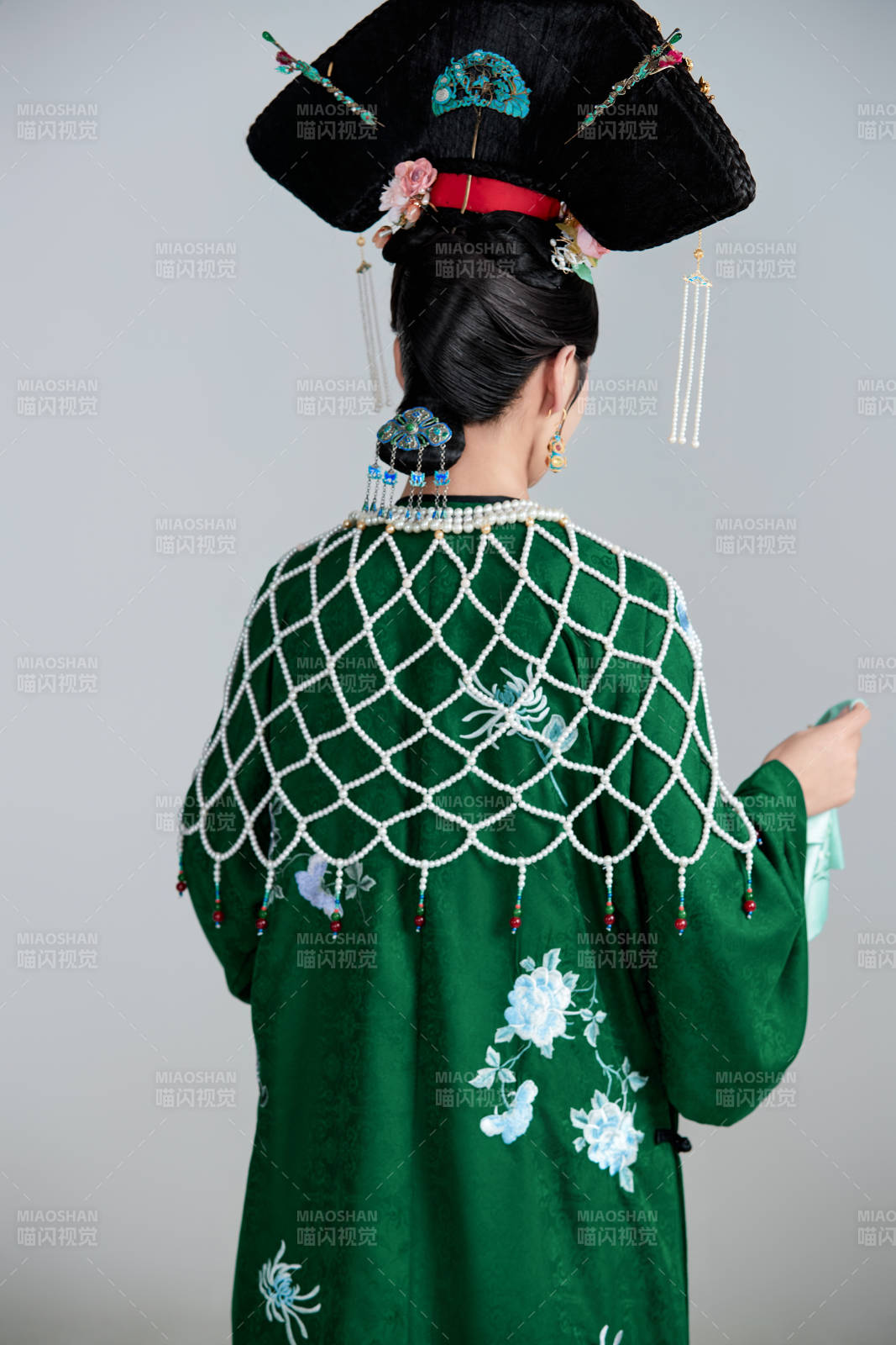 展示中国清朝宫廷服饰的亚洲女性