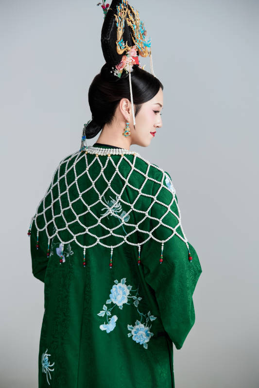 展示中国清朝宫廷服饰的亚洲女性