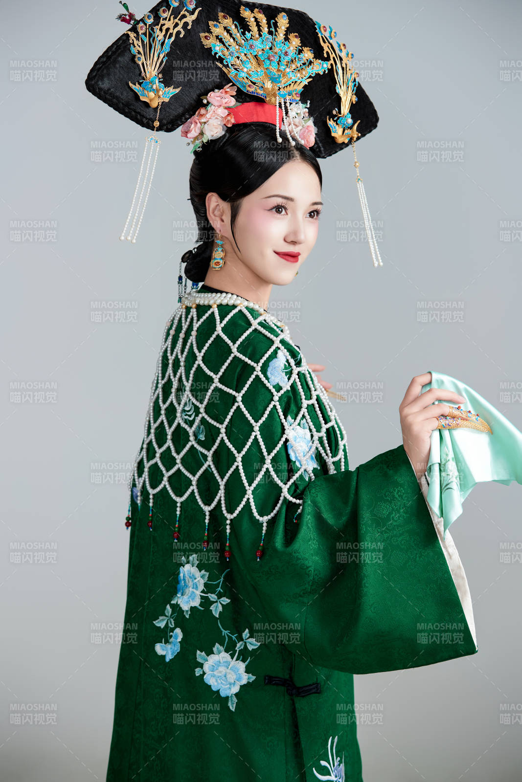 展示中國(guó)清朝宮廷服飾的亞洲女性