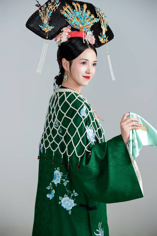 展示中国清朝宫廷服饰的亚洲女性