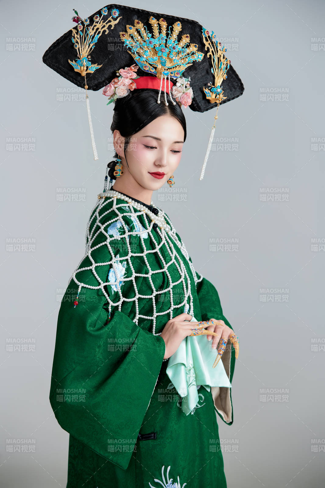 展示中国清朝宫廷服饰的亚洲女性