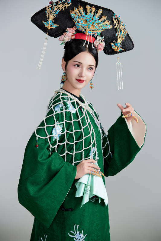 展示中国清朝宫廷服饰的亚洲女性