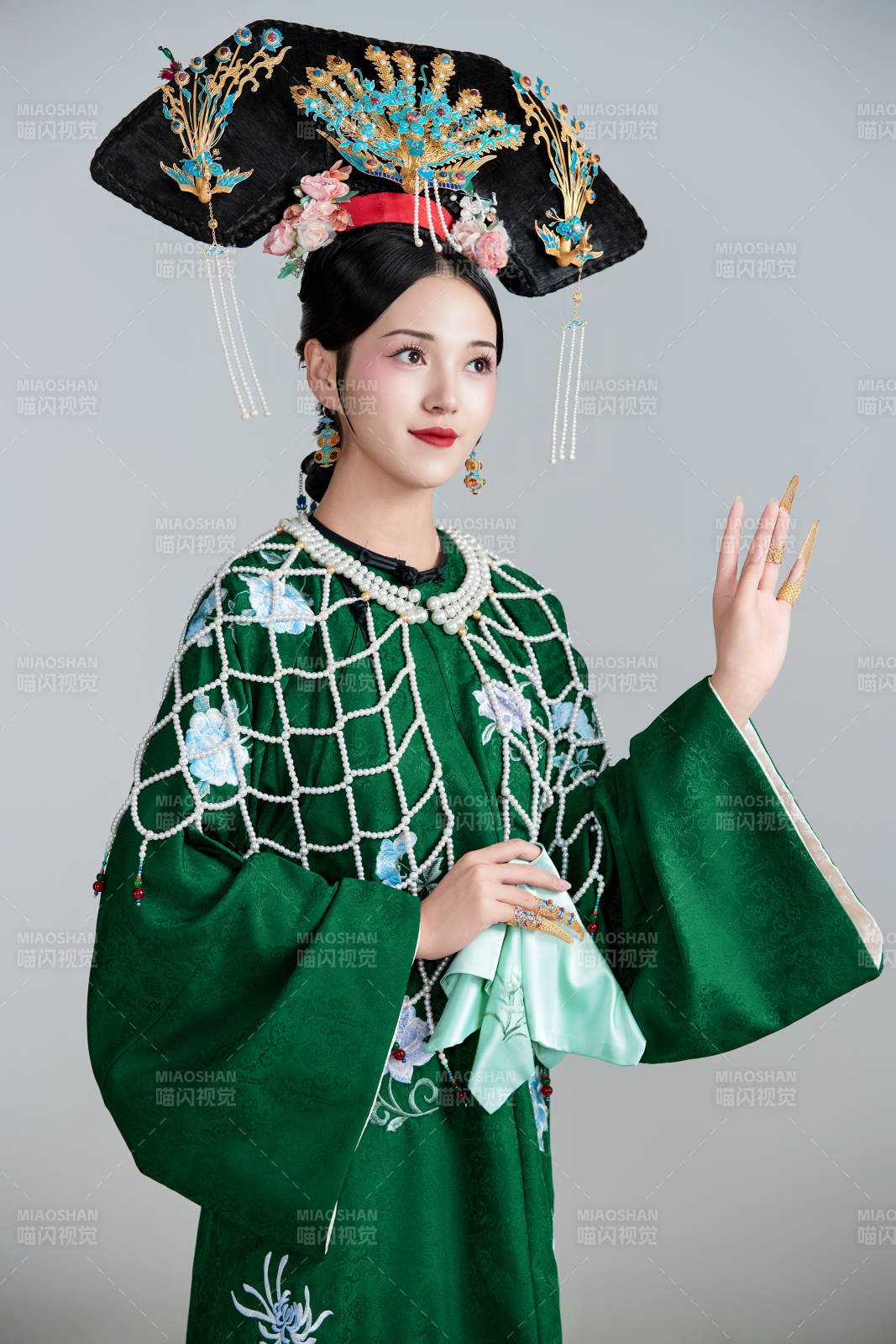 展示中国清朝宫廷服饰的亚洲女性