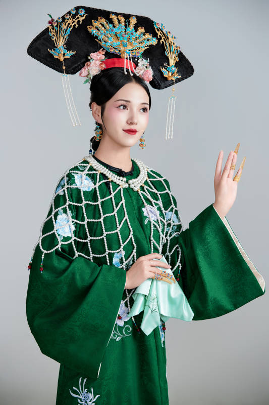 展示中国清朝宫廷服饰的亚洲女性