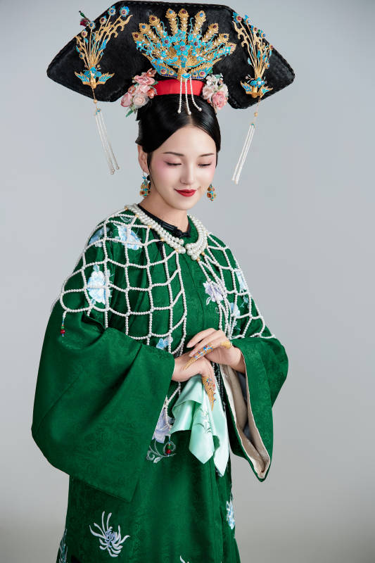 展示中国清朝宫廷服饰的亚洲女性