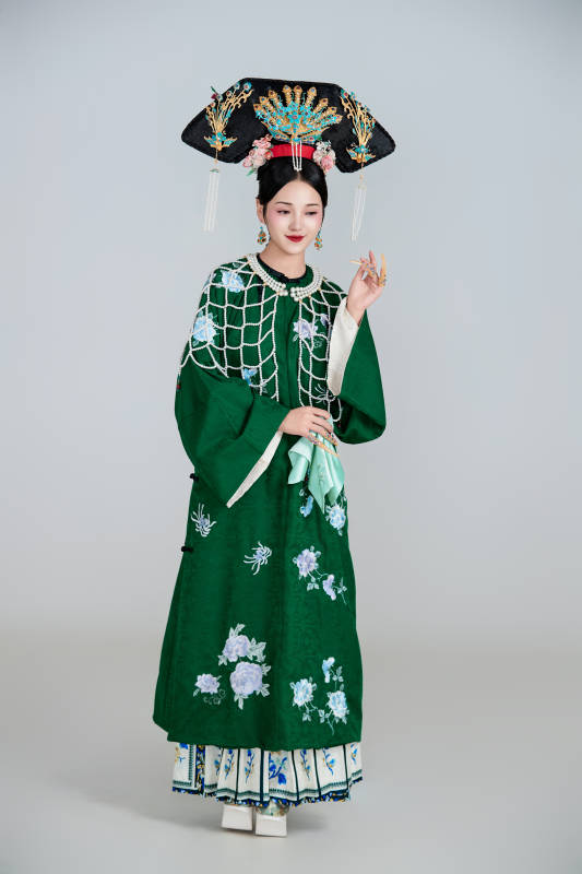 展示中国清朝宫廷服饰的亚洲女性