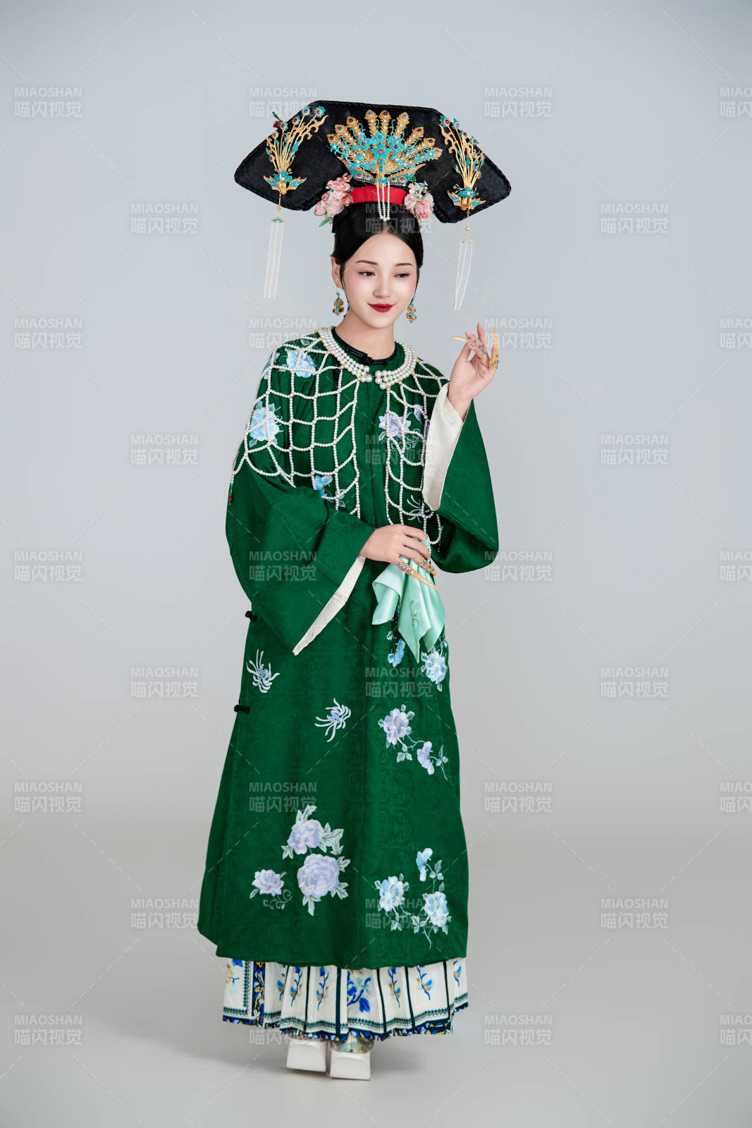 展示中国清朝宫廷服饰的亚洲女性