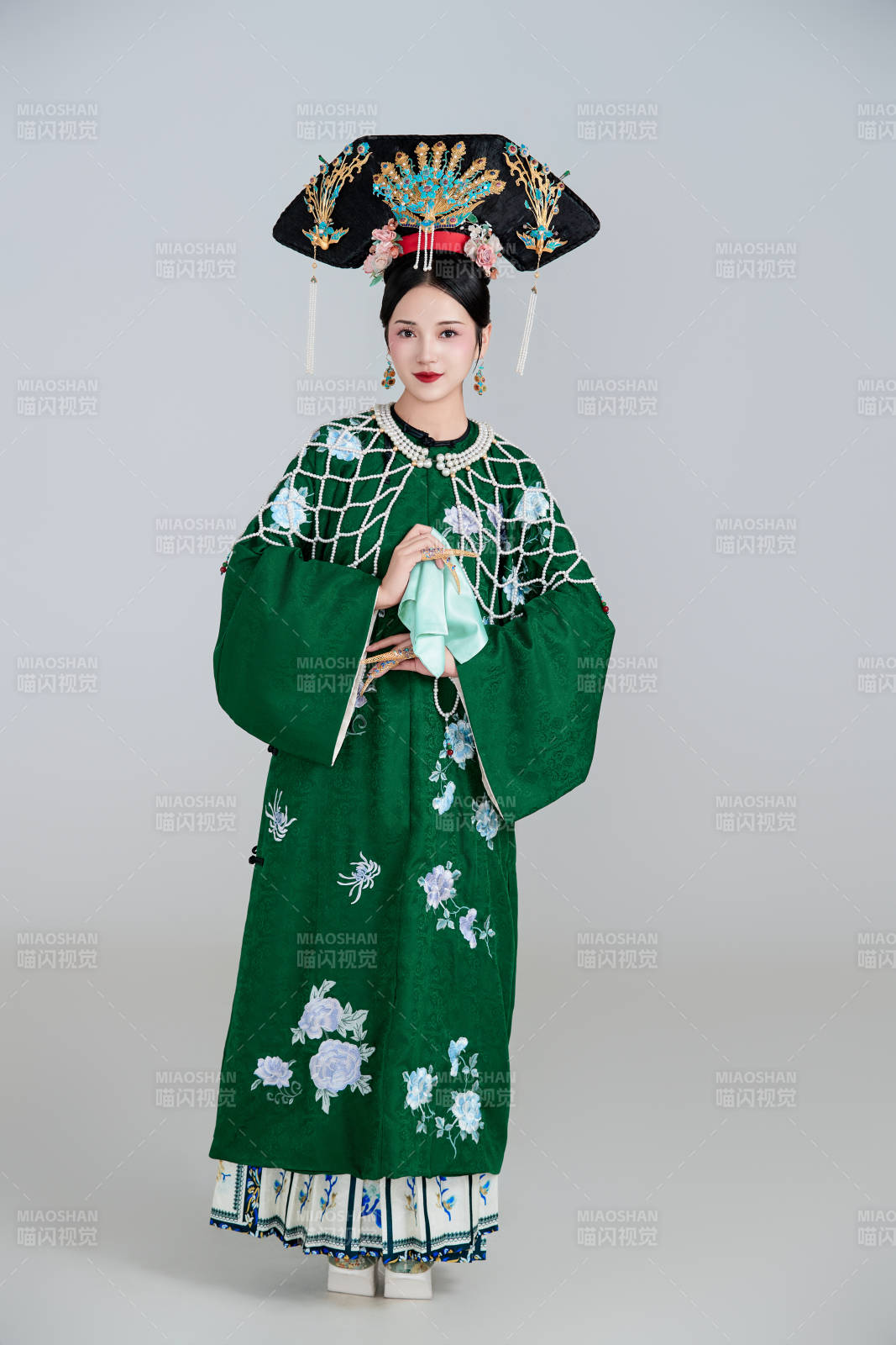 展示中国清朝宫廷服饰的亚洲女性