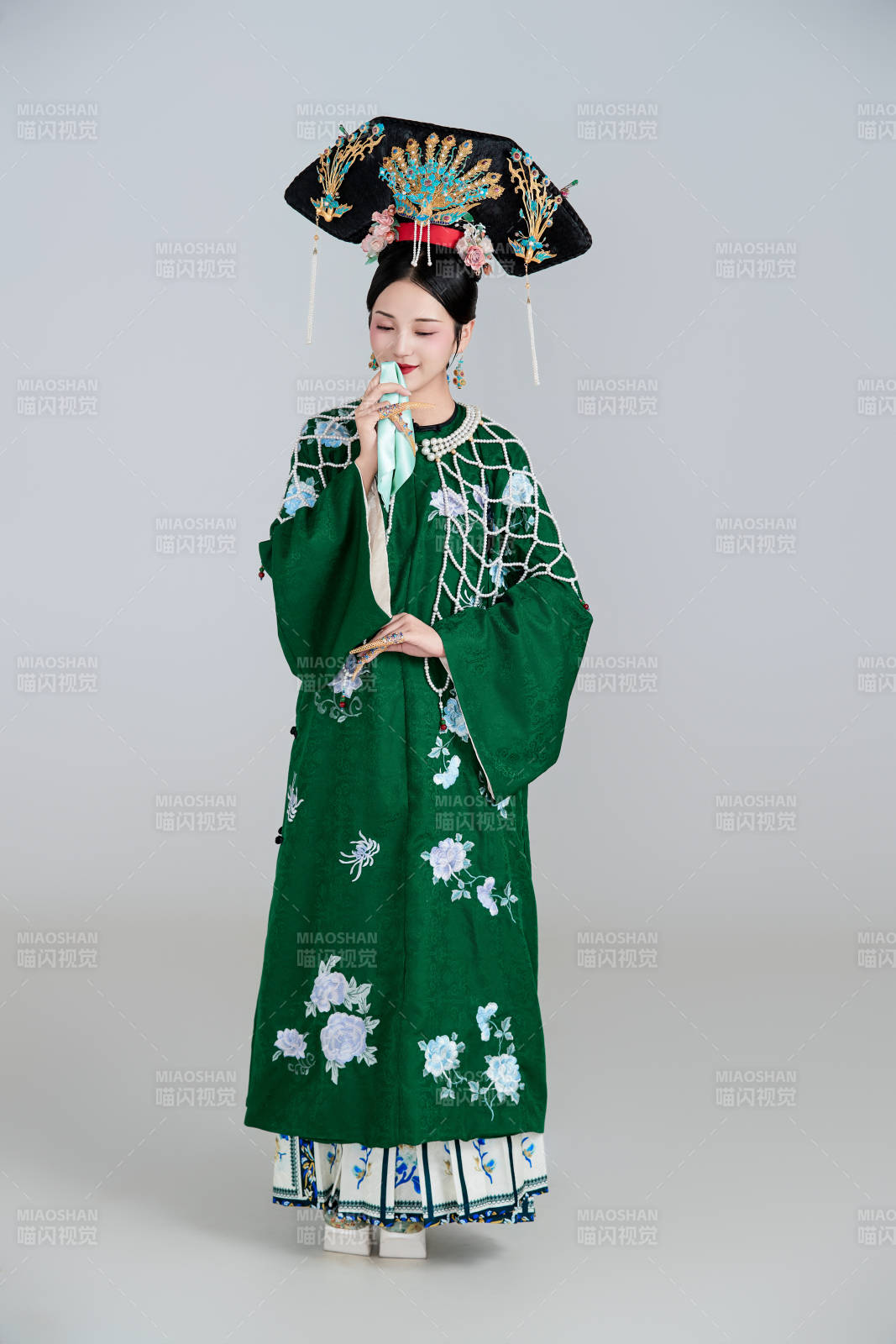 展示中国清朝宫廷服饰的亚洲女性