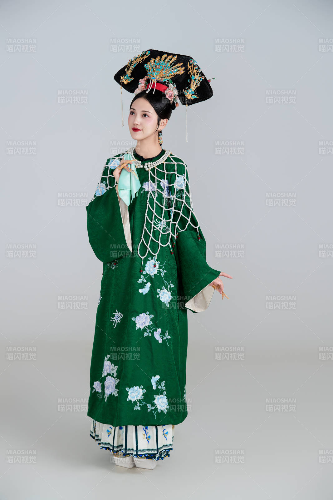 展示中国清朝宫廷服饰的亚洲女性图片