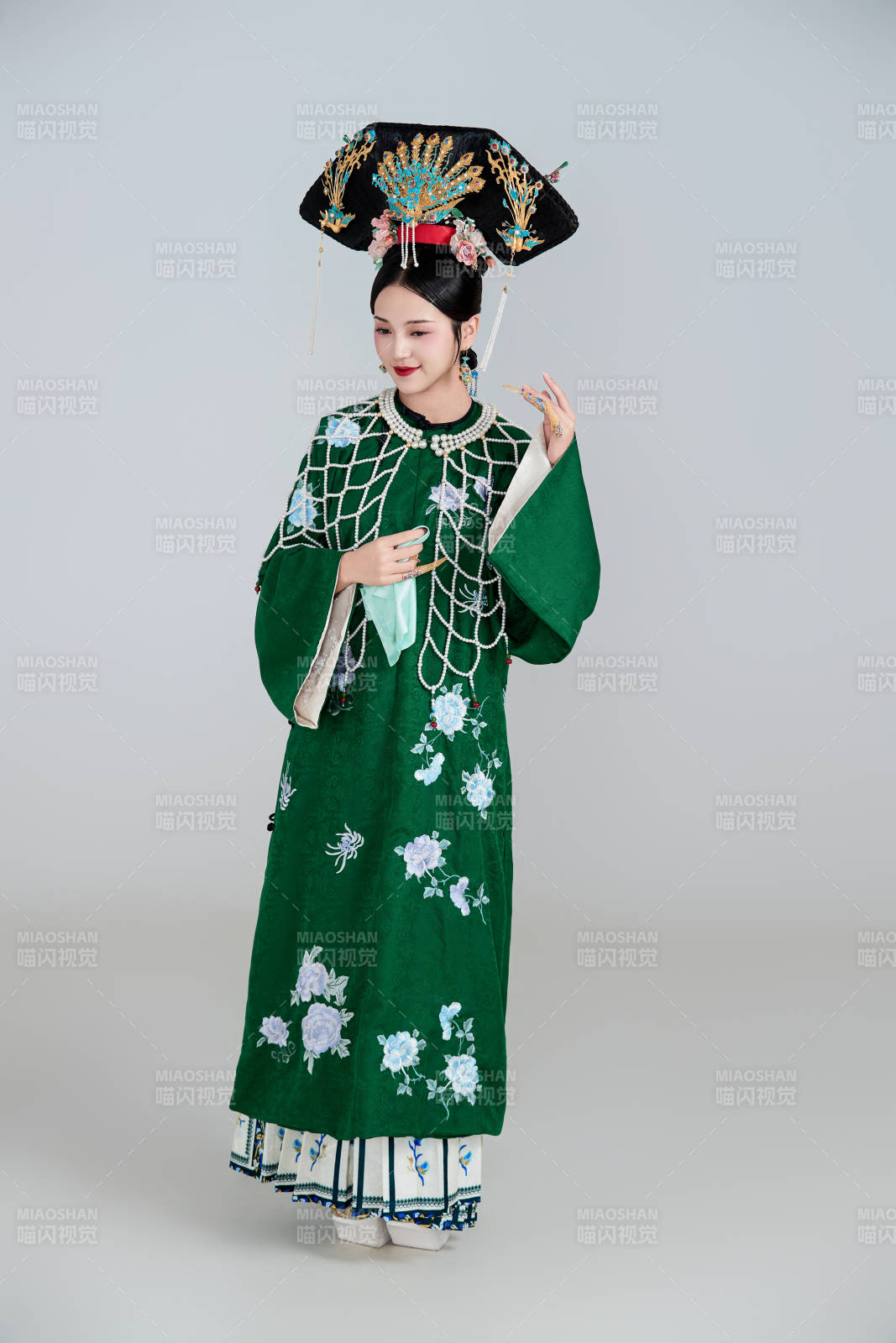 展示中国清朝宫廷服饰的亚洲女性图片