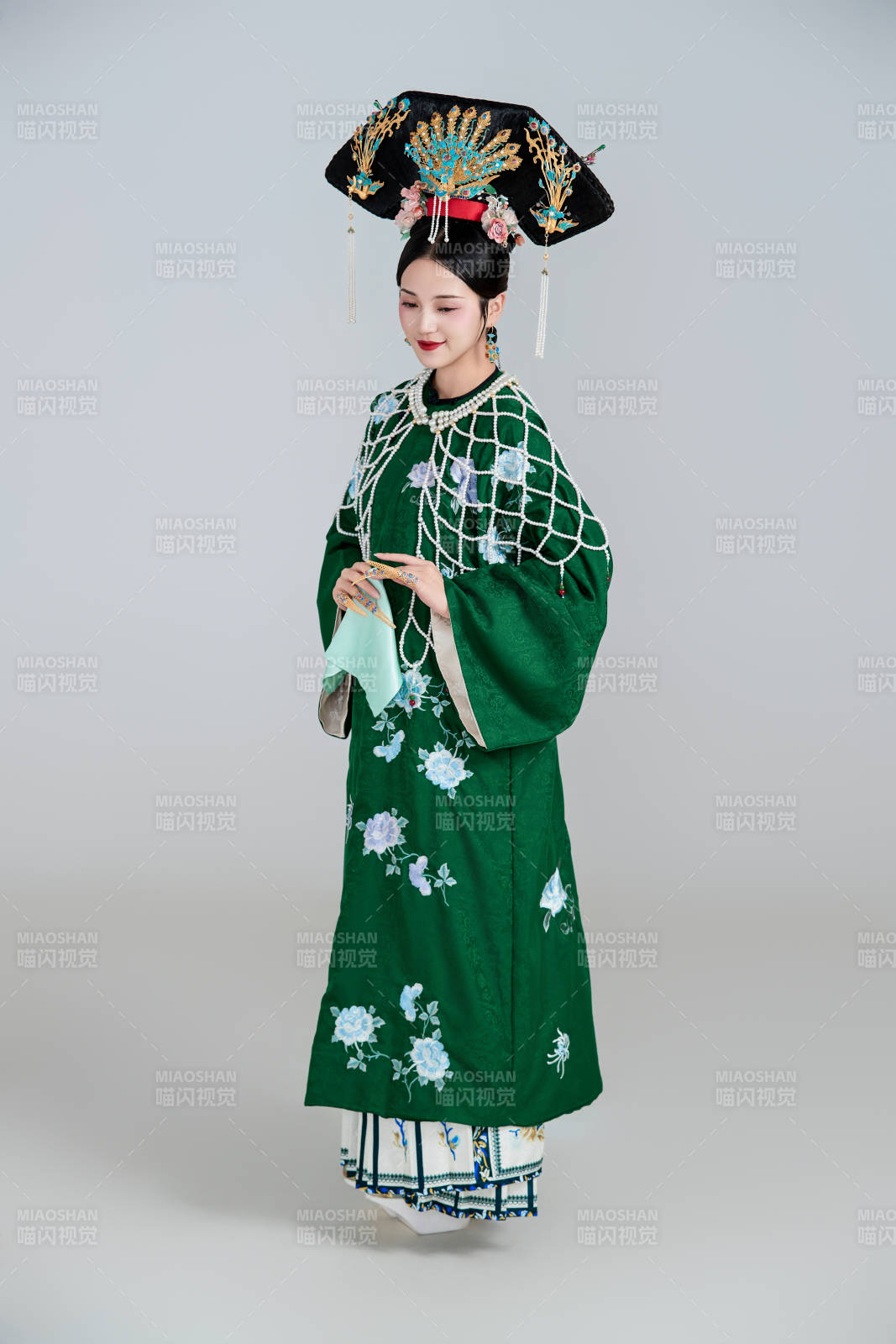 展示中国清朝宫廷服饰的亚洲女性