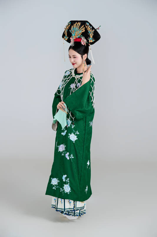 展示中国清朝宫廷服饰的亚洲女性