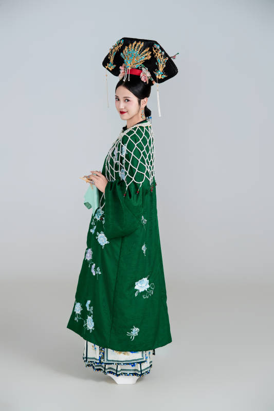 展示中国清朝宫廷服饰的亚洲女性