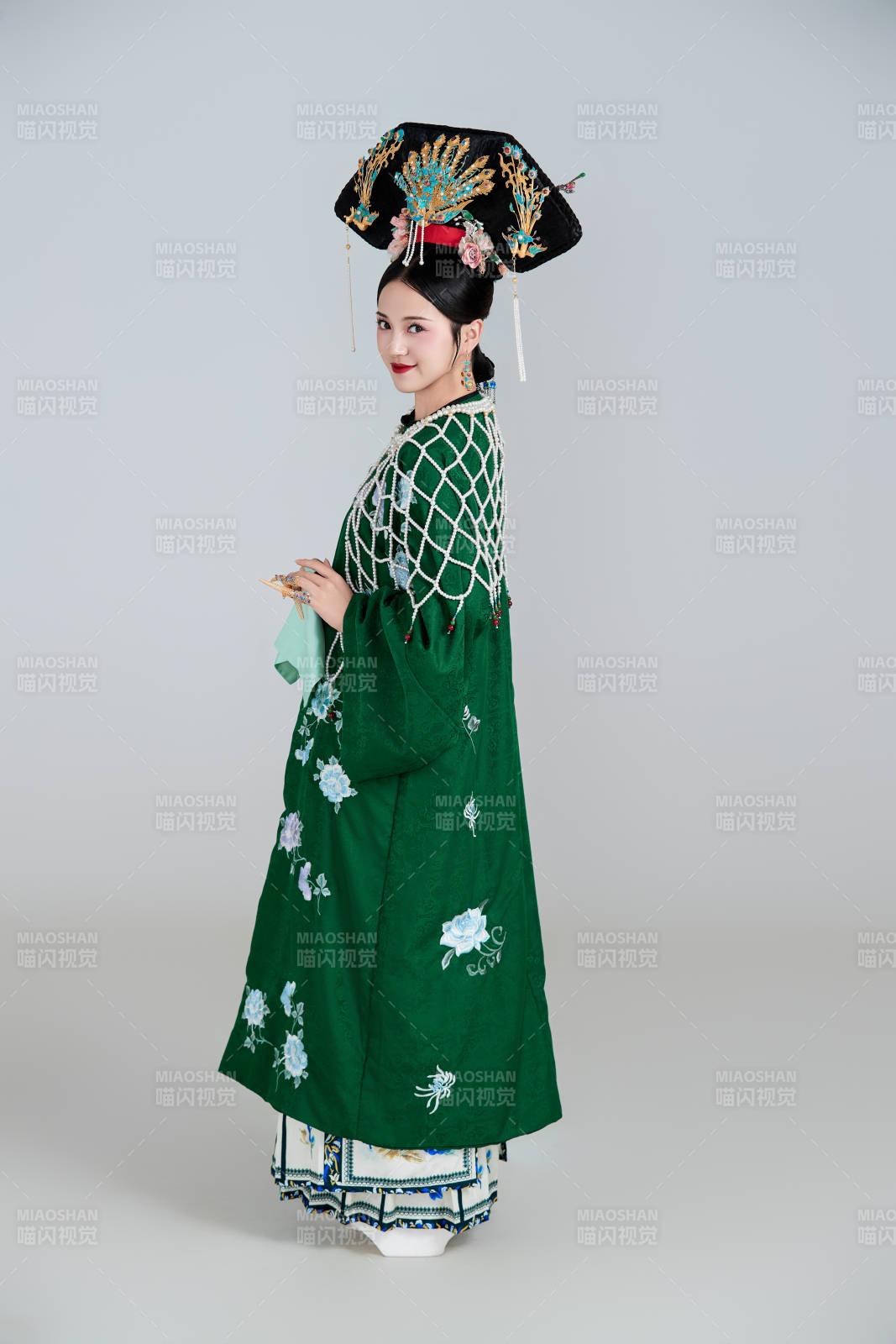 展示中国清朝宫廷服饰的亚洲女性