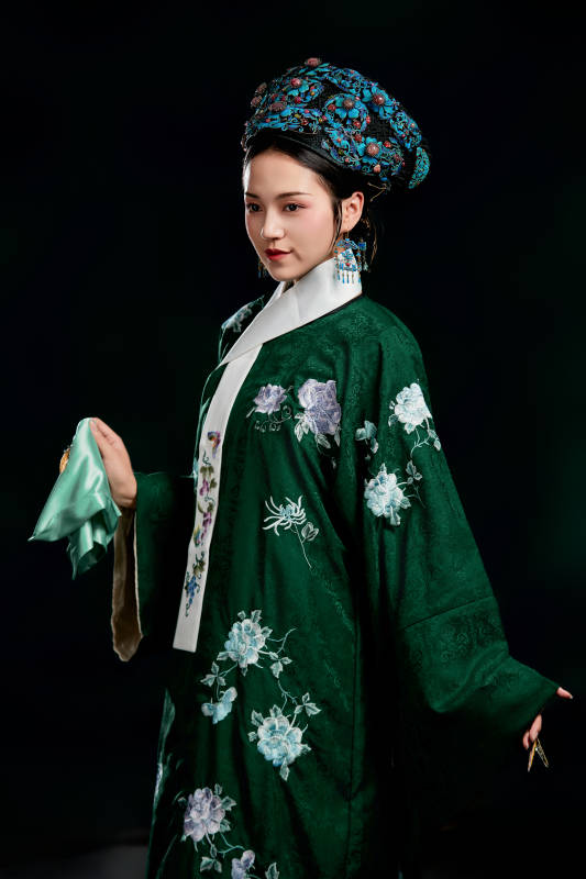 展示中国清朝宫廷服饰的亚洲女性