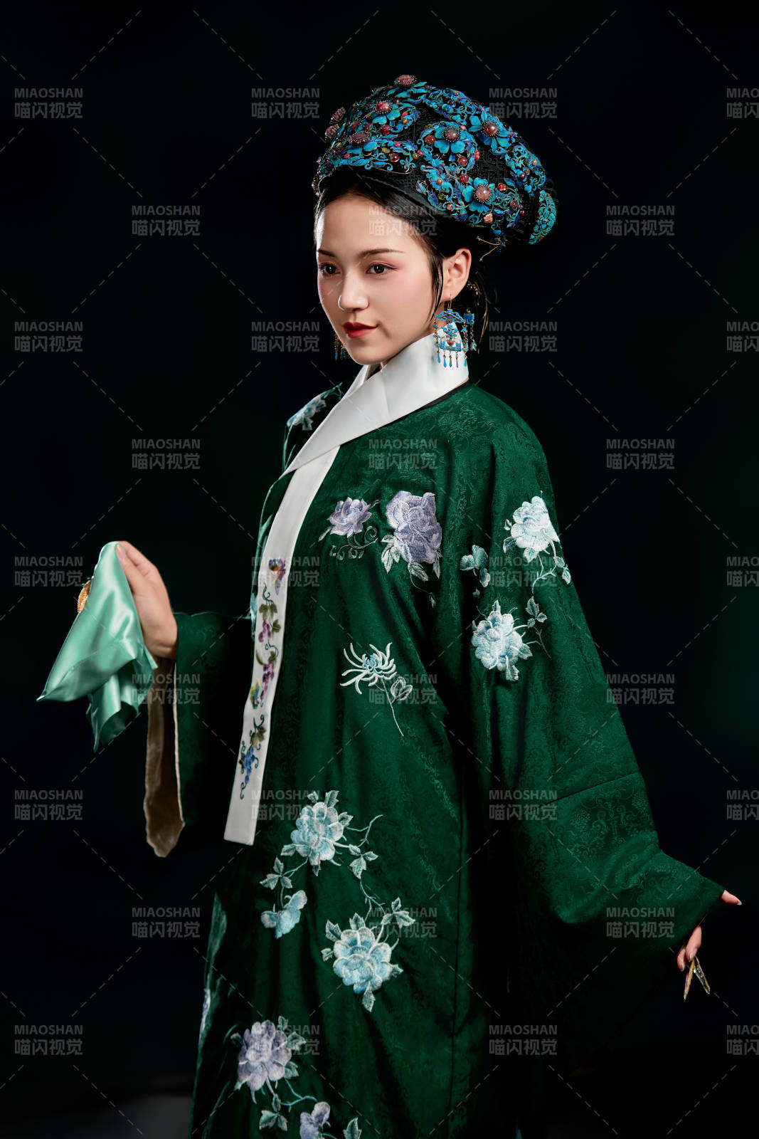 展示中國清朝宮廷服飾的亞洲女性