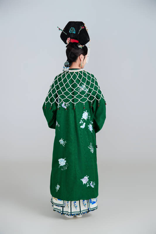 展示中国清朝宫廷服饰的亚洲女性