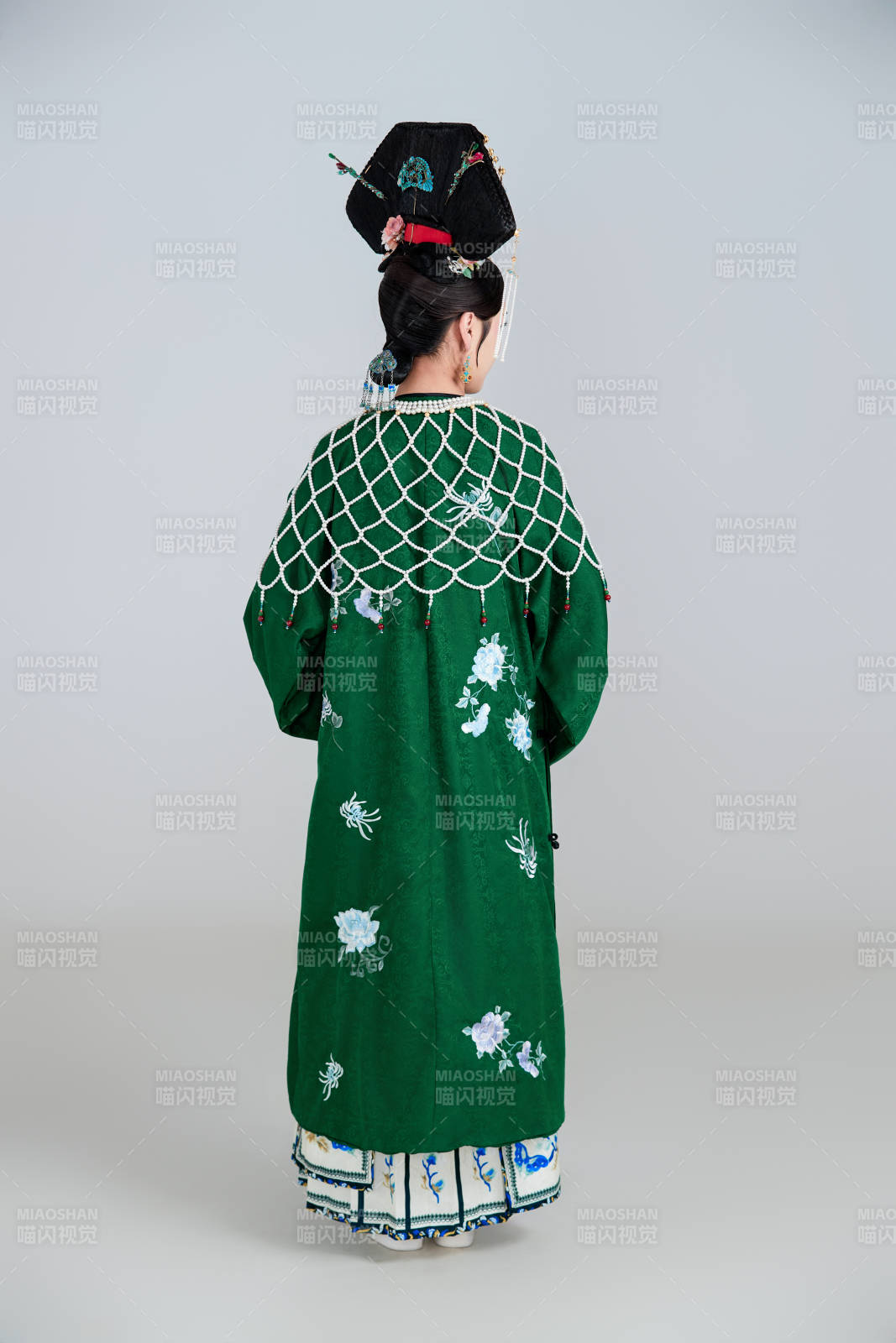 展示中国清朝宫廷服饰的亚洲女性