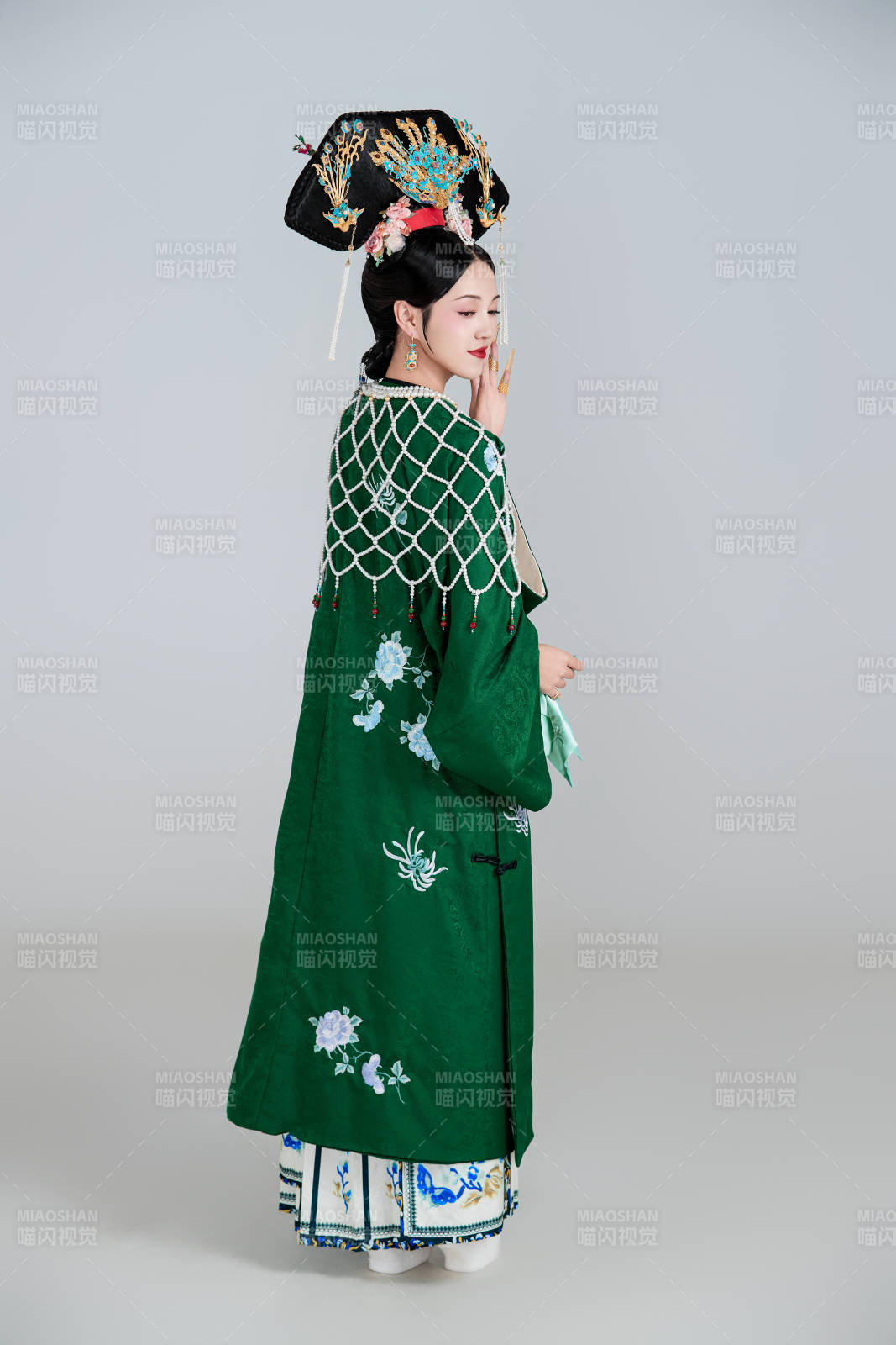 展示中國清朝宮廷服飾的亞洲女性