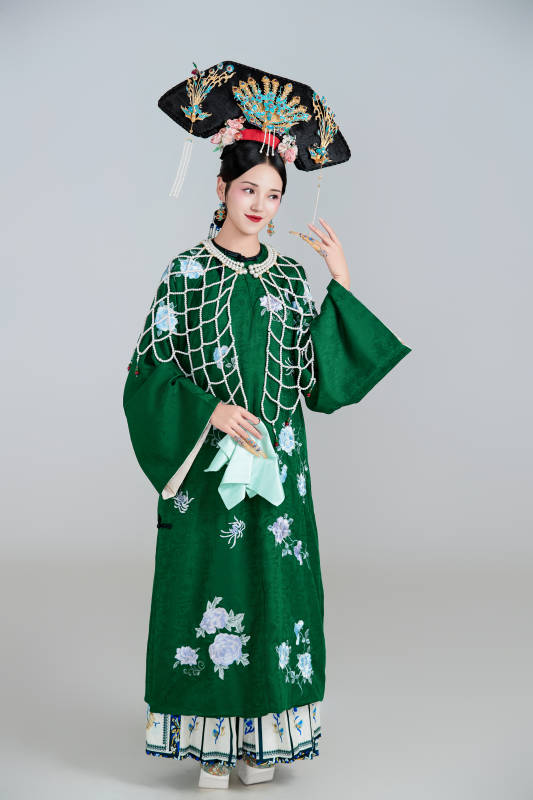 展示中国清朝宫廷服饰的亚洲女性