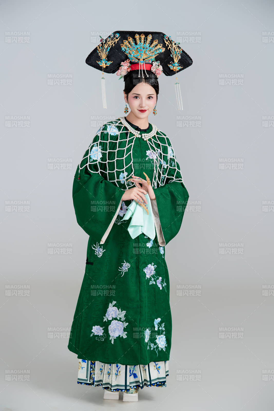 展示中国清朝宫廷服饰的亚洲女性