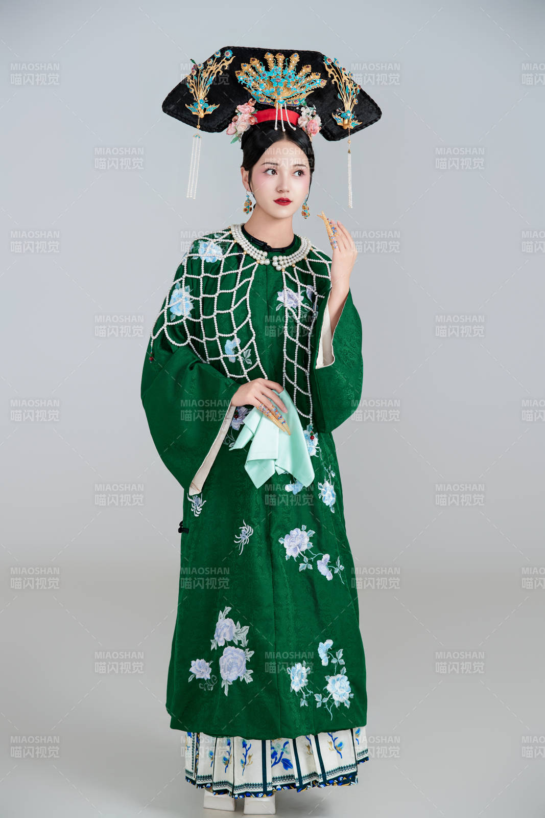 展示中国清朝宫廷服饰的亚洲女性