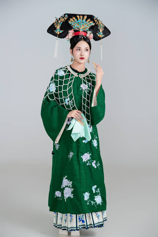 展示中国清朝宫廷服饰的亚洲女性