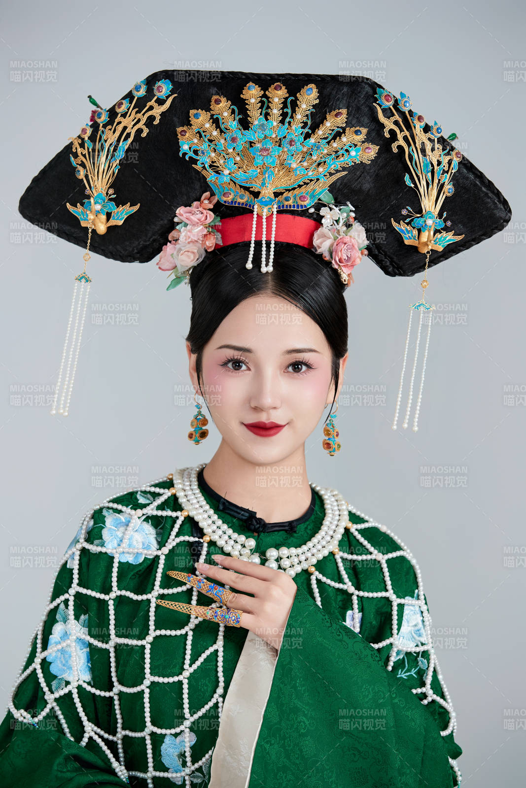 展示中国清朝宫廷服饰的亚洲女性图片