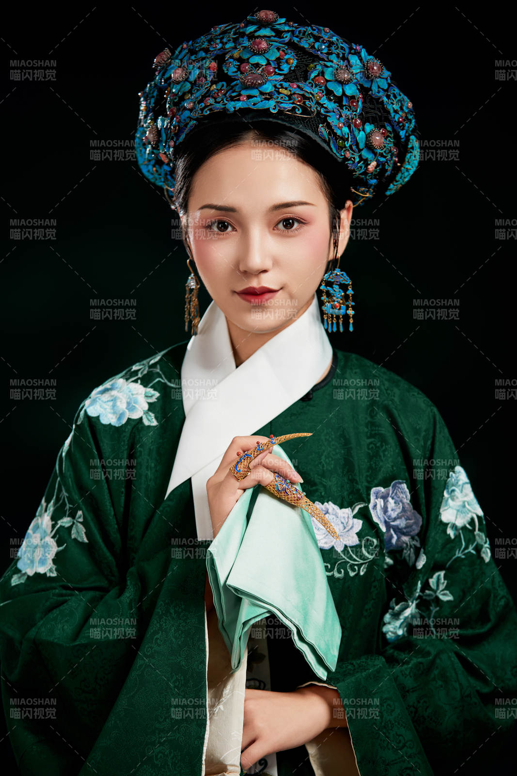 展示中国清朝宫廷服饰的亚洲女性