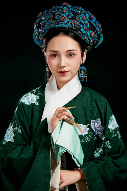 展示中国清朝宫廷服饰的亚洲女性