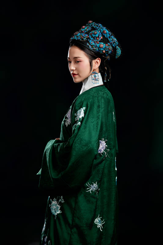 展示中国清朝宫廷服饰的亚洲女性