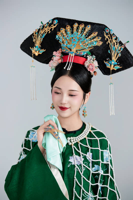 展示中国清朝宫廷服饰的亚洲女性