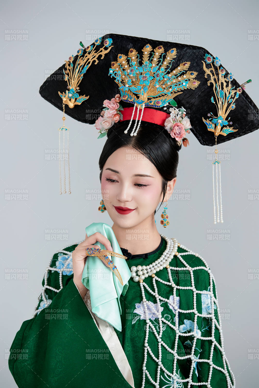 展示中国清朝宫廷服饰的亚洲女性